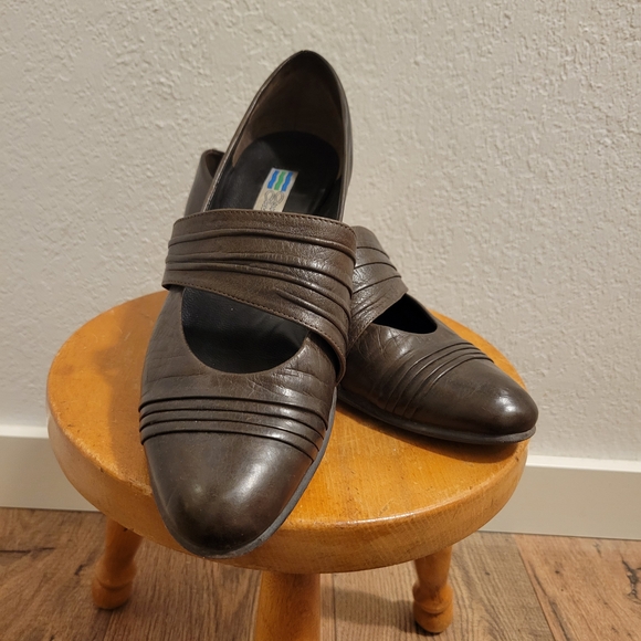 2 For $20- Brown Vintage Leather Mary Jane Style Heels - Picture 3 of 9